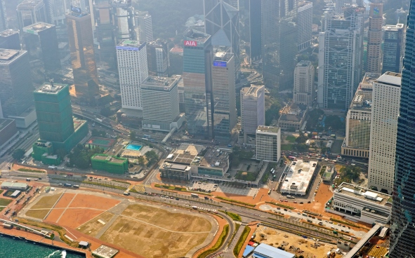 鸟瞰身处中环填海第三期的香港 大会堂，摄于2013年12月